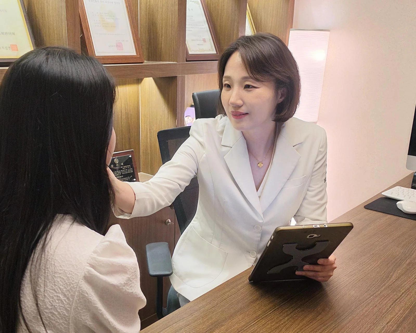 이정은 원장이 환자와 상담하는 모습